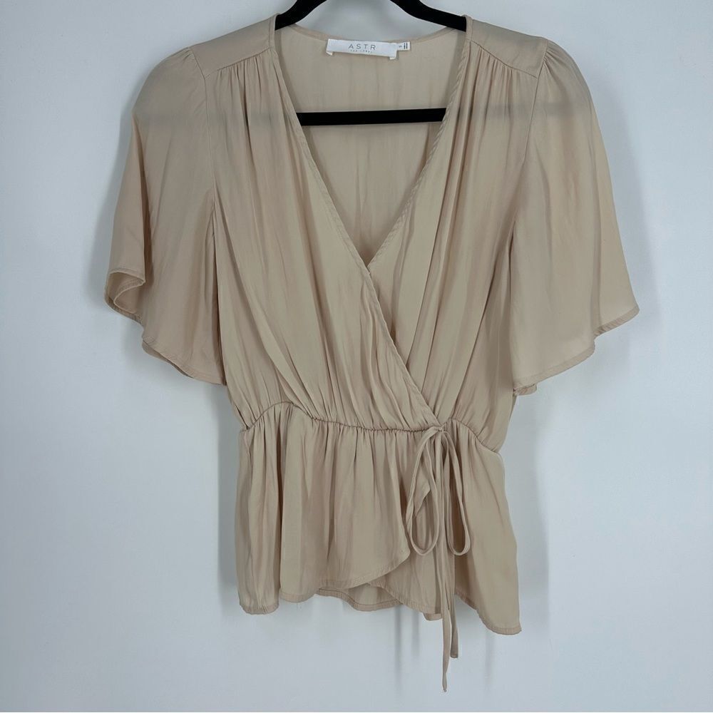 ASTR THE LABEL Women’s Tan Flutter Sleeve Faux Wrap Blouse Sz S